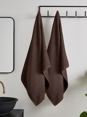 Catherine Lansfield Set of 2 Chocolate 100% Cotton Anti Bacterial Bath Sheet Towels - Image 1 of 2