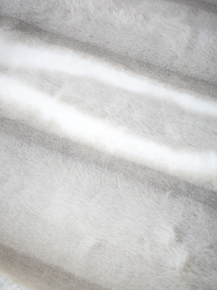 Catherine Lansfield Flint Soft and Cosy Faux Fur Throw - Imagem 2 de 5