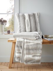 Catherine Lansfield Flint Soft and Cosy Faux Fur Throw - Imagem 4 de 5
