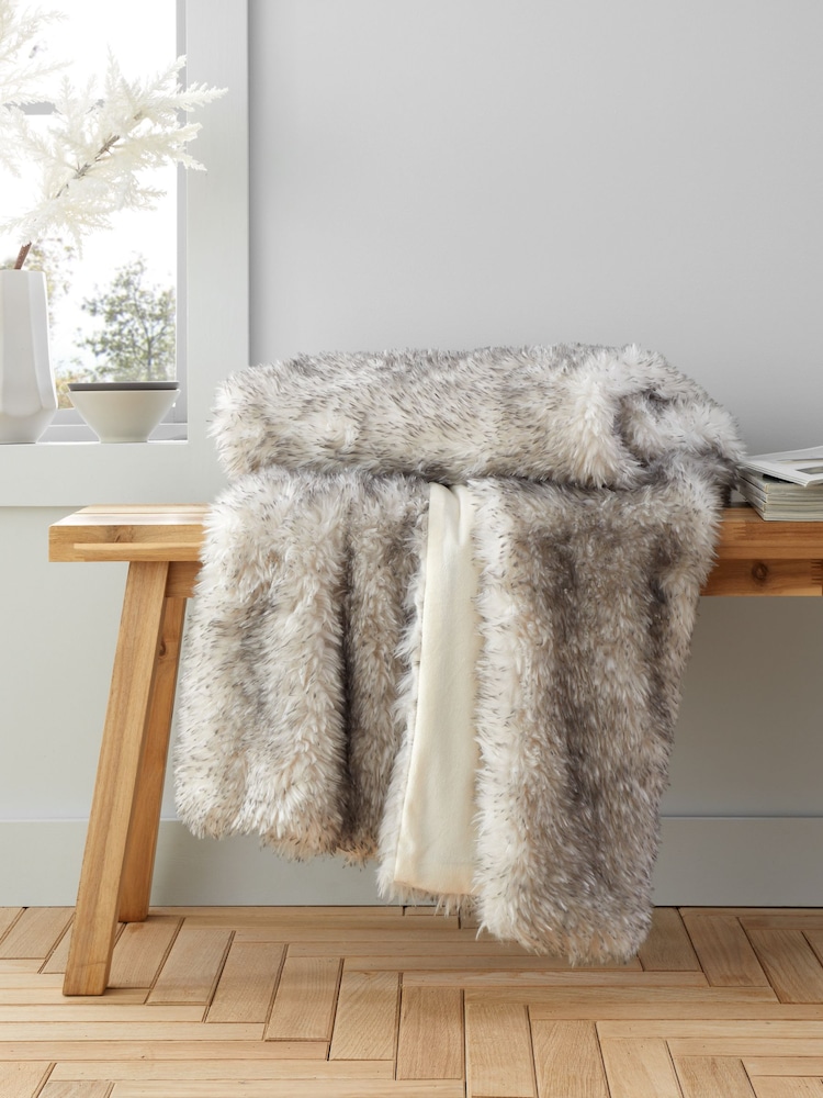 Catherine Lansfield – Arctic Fox – weicher und kuscheliger Kunstpelz-Überwurf - Bild 1 von 4 Catherine Lansfield – Arctic Fox – weicher und kuscheliger Kunstpelz-Überwurf - Bild 1 von 4