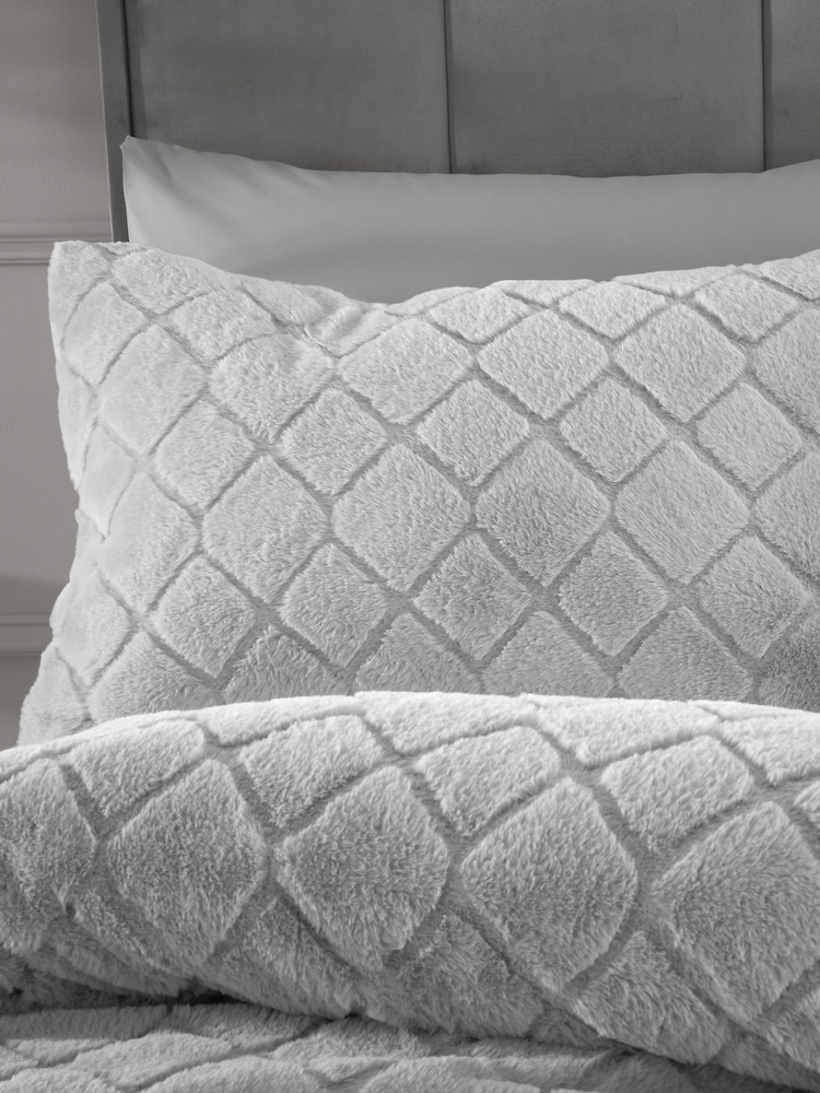 Catherine Lansfield Silver and Grey Soft Diamond Cosy and Warm Fleece Duvet Cover Set - Image 3 of 5