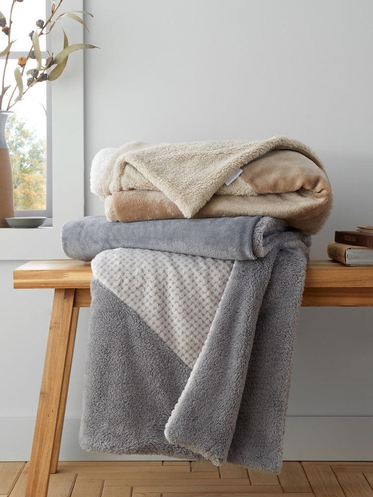 Catherine Lansfield Natural Soft and Cosy Larsson Geo Fleece Throw - Image 4 of 4