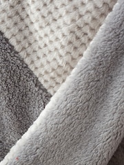Catherine Lansfield Soft and Cosy Larsson Geo Fleece Throw - Image 2 of 4