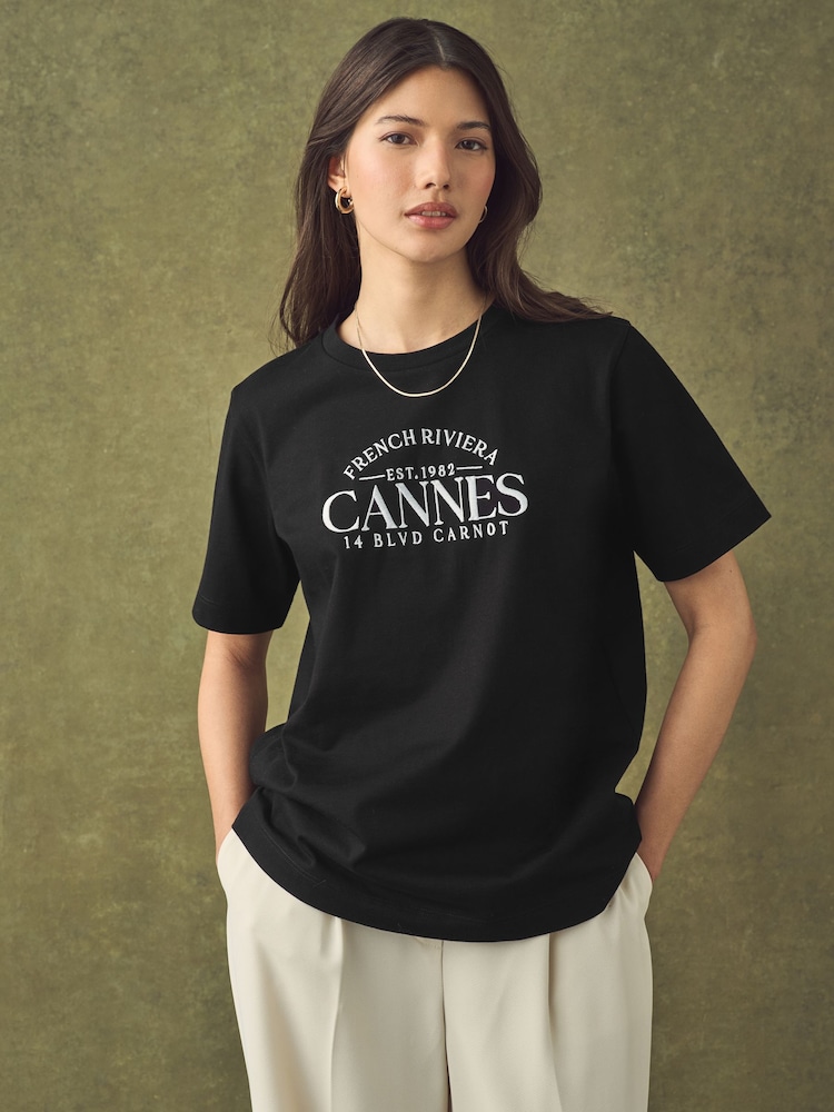 Schwarz, Cannes-Grafik - Schweres T-Shirt mit Rundhalsausschnitt - Bild 2 von 11 Schwarz, Cannes-Grafik - Schweres T-Shirt mit Rundhalsausschnitt - Bild 2 von 11