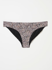 قطعة بيكيني سفلية مُزيَّنة بطبعة ورق شجر بنمط منقط من Fatface - Image 5 of 5