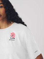 Blanco - Columbia Oversized Rolling Bend Graphic T-Shirt - Imagen 3 de 5