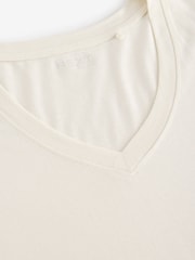 Ecru - Lässiges T-Shirt aus Baumwoll-Modal mit V-Ausschnitt - Bild 6 von 7