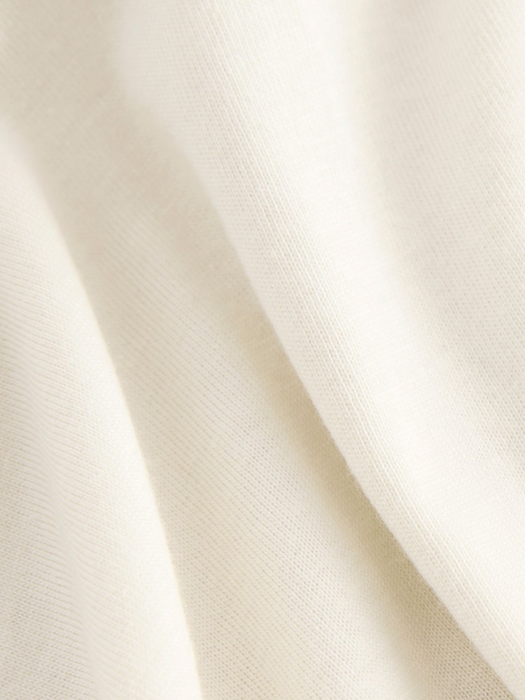 Ecru - Lässiges T-Shirt aus Baumwoll-Modal mit V-Ausschnitt - Bild 7 von 7