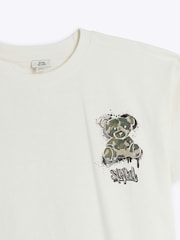 تيشِرت قطن 100% مُزيَّن بطبعة دب بنقشة مموهة للأولاد من River Island - صورة 4 من 4