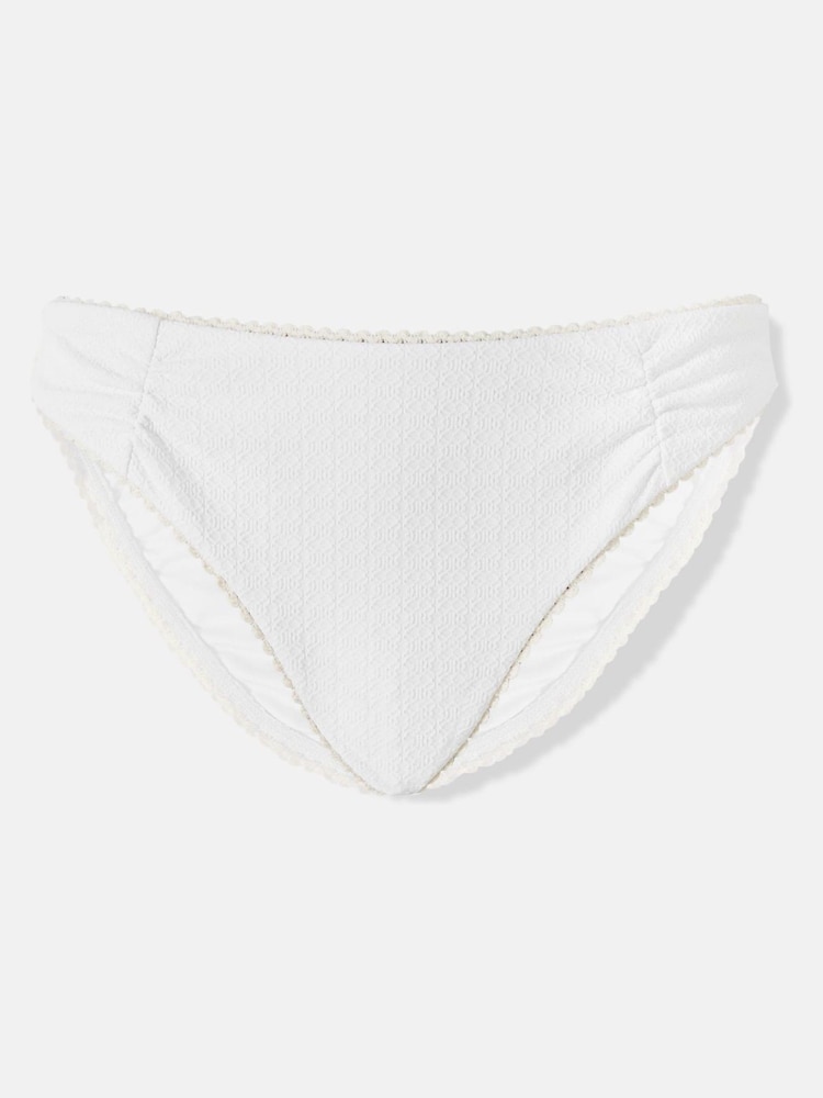 Mint Velvet – Texturierte Bikinihose mit hohem Beinausschnitt und Rüschen - Image 5 of 6