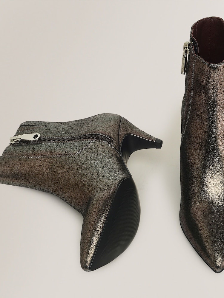 Radley London, Point Street, Stiefeletten mit konischem Absatz in Metallic-Optik, Silbern - Bild 4 von 4 Radley London, Point Street, Stiefeletten mit konischem Absatz in Metallic-Optik, Silbern - Bild 4 von 4