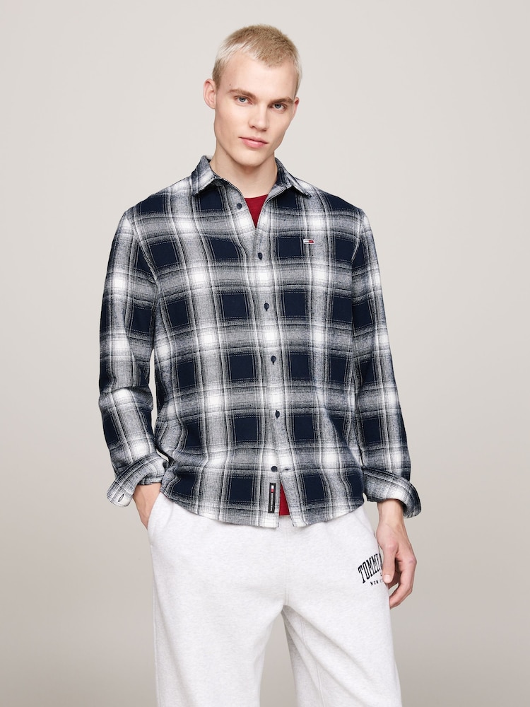 أزرق - قميص بنقشة مربعات بياقة قمعية تلبيس قياسي من Tommy Jeans - صورة 1 من 5 أزرق - قميص بنقشة مربعات بياقة قمعية تلبيس قياسي من Tommy Jeans - صورة 1 من 5