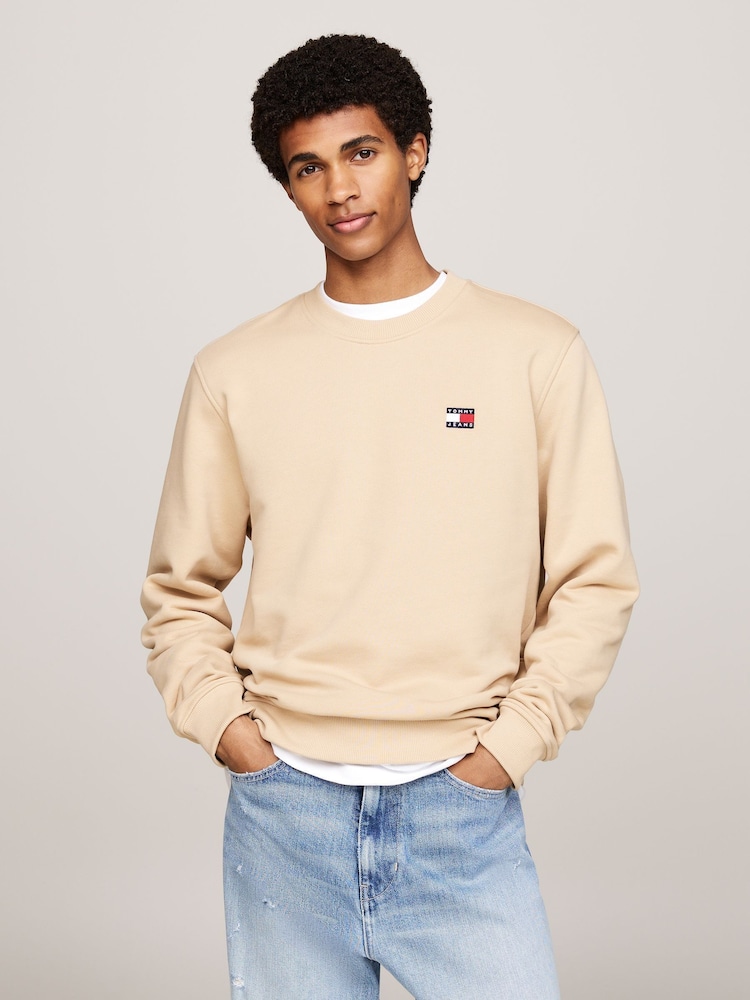 Tommy Jeans v standardnem kroju naravna Badge okrogel ovratnik; z okroglim ovratnikom 100% Cotton zgornji del trenirke; majica za treniranje - Slika 1 iz 5 Tommy Jeans v standardnem kroju naravna Badge okrogel ovratnik; z okroglim ovratnikom 100% Cotton zgornji del trenirke; majica za treniranje - Slika 1 iz 5