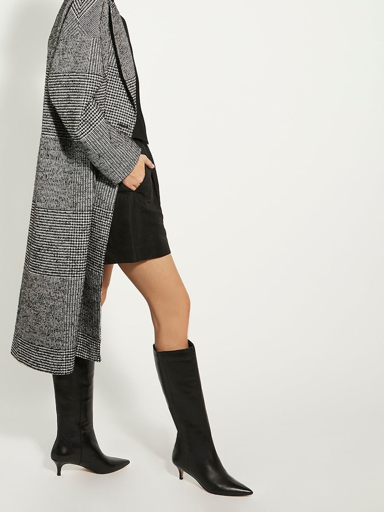 Schwarz - Dune London Glatte, kniehohe Stiefel mit spitzer Zehenpartie und Kitten-Absatz - Bild 1 von 6 Schwarz - Dune London Glatte, kniehohe Stiefel mit spitzer Zehenpartie und Kitten-Absatz - Bild 1 von 6
