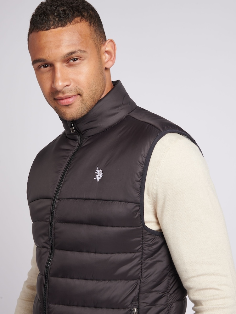Черный - US Polo Assn. Мужской стеганый жилет с вставками - Изображение 2 из 9