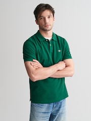 Темно-зеленый - GANT Regular Short Sleeve Shield Logo Pique 100% Cotton Polo Shirt - Image 1 of 4