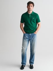 Темно-зеленый - GANT Regular Short Sleeve Shield Logo Pique 100% Cotton Polo Shirt - Image 3 of 4