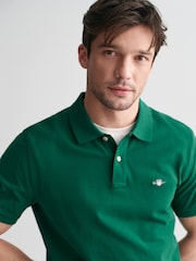 Темно-зеленый - GANT Regular Short Sleeve Shield Logo Pique 100% Cotton Polo Shirt - Image 4 of 4