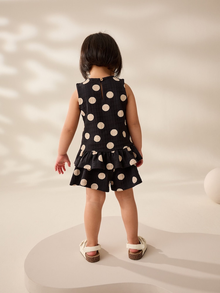 Monochrom mit Tupfen - Unterhemd und Shorts Set mit Schößchen aus 100 % Baumwolle (3Monate-7Jahre) - Bild 2 von 9 Monochrom mit Tupfen - Unterhemd und Shorts Set mit Schößchen aus 100 % Baumwolle (3Monate-7Jahre) - Bild 2 von 9