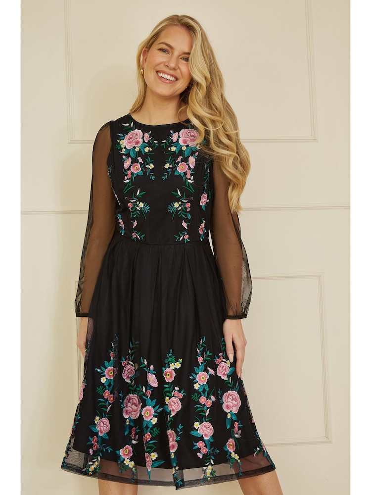 Schwarz - Yumi Besticktes Skater-Ballkleid mit langen Netzärmeln - Bild 1 von 5 Schwarz - Yumi Besticktes Skater-Ballkleid mit langen Netzärmeln - Bild 1 von 5