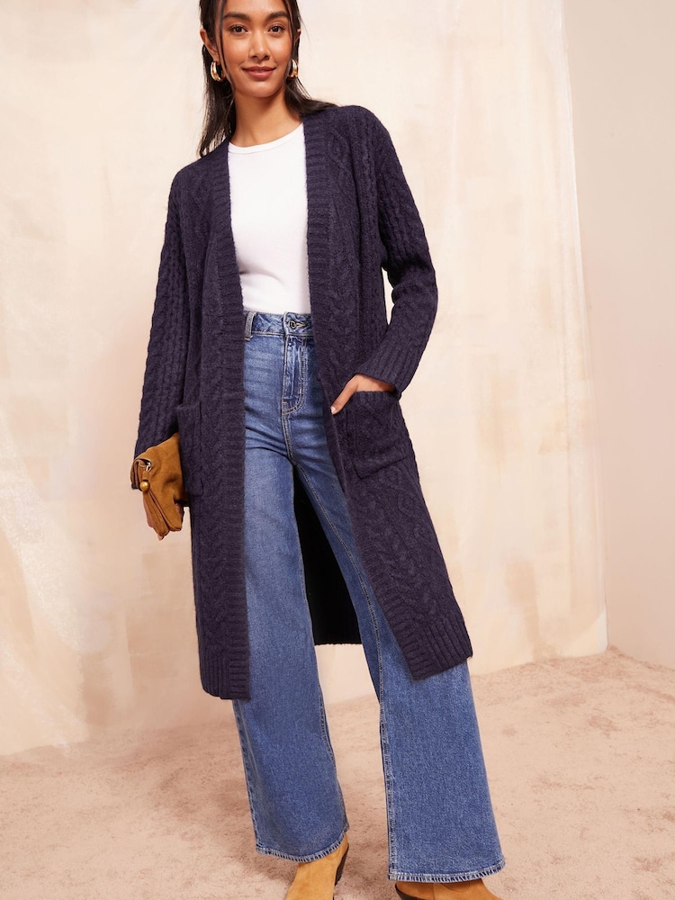 Marineblau/blau - Friends Like These Langer Zopfmuster-Strickjacke - Bild 6 von 6 Marineblau/blau - Friends Like These Langer Zopfmuster-Strickjacke - Bild 6 von 6