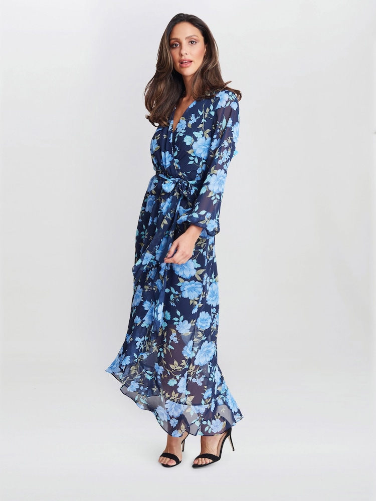Gina Bacconi, Norma, bedrucktes Maxikleid mit Tulpen-Overlay und Bindegürtel, Blau - Bild 1 von 6 Gina Bacconi, Norma, bedrucktes Maxikleid mit Tulpen-Overlay und Bindegürtel, Blau - Bild 1 von 6