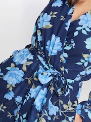 Gina Bacconi, Norma, bedrucktes Maxikleid mit Tulpen-Overlay und Bindegürtel, Blau - Bild 4 von 6