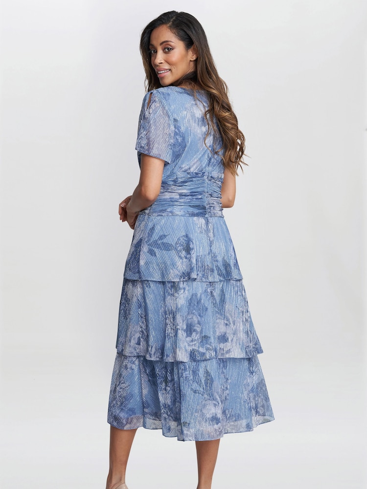 Gina Bacconi – Cherie – bedrucktes Midikleid mit Stufendesign in Metallic-Optik, Blau - Bild 2 von 5 Gina Bacconi – Cherie – bedrucktes Midikleid mit Stufendesign in Metallic-Optik, Blau - Bild 2 von 5