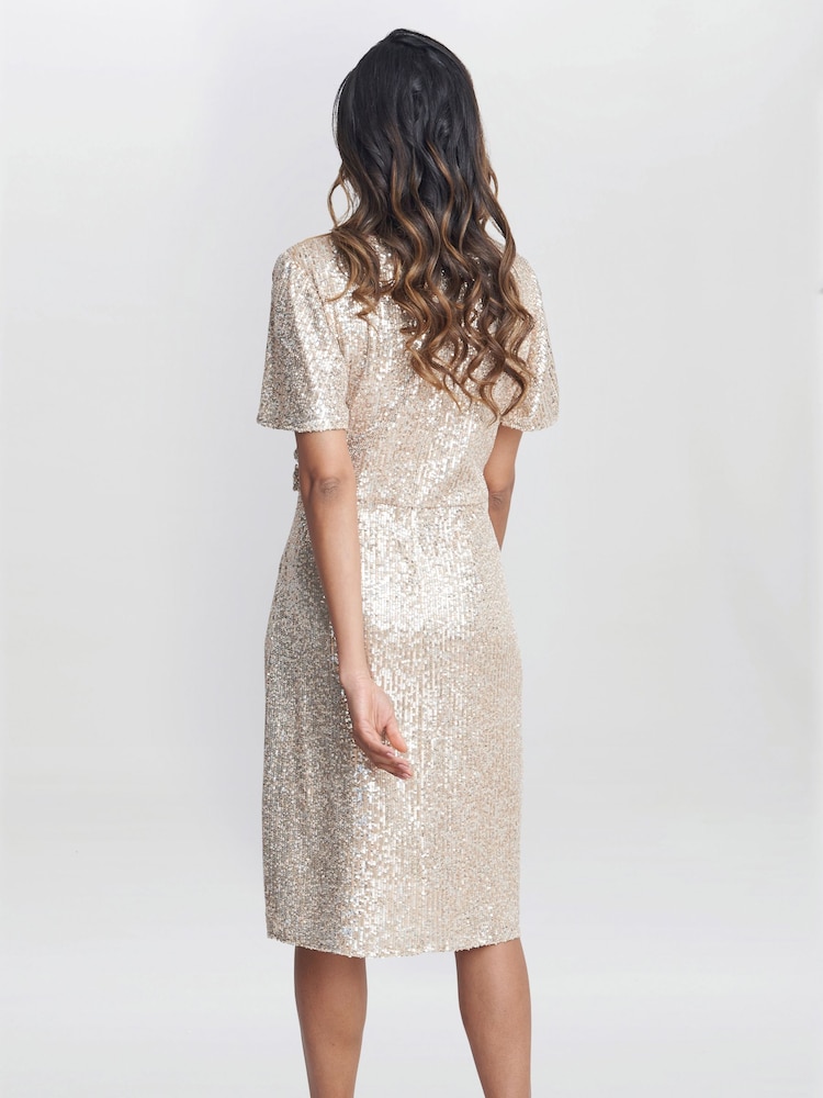 Vestido de lentejuelas con cuello de pico y torsión en natural Krista de Gina Bacconi - Imagen 2 de 5 Vestido de lentejuelas con cuello de pico y torsión en natural Krista de Gina Bacconi - Imagen 2 de 5