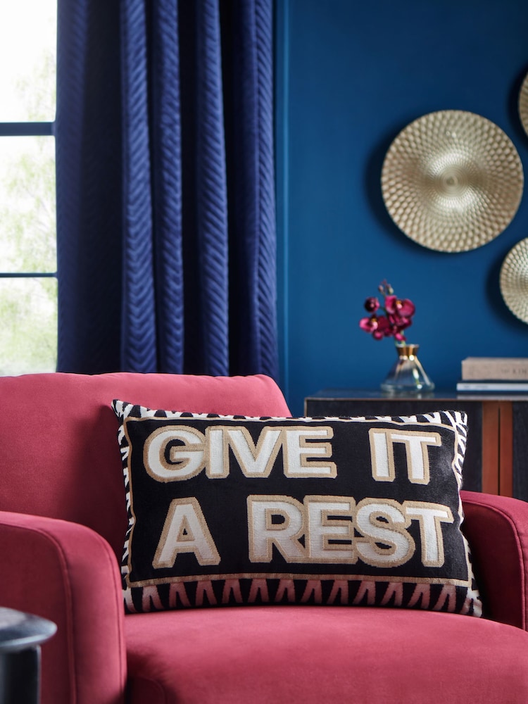 Almofada com slogan de veludo Give It A Rest Cut - Imagem 1 de 5