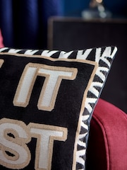 Almofada com slogan de veludo Give It A Rest Cut - Imagem 2 de 5