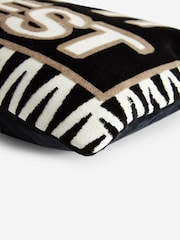 Almofada com slogan de veludo Give It A Rest Cut - Imagem 5 de 5