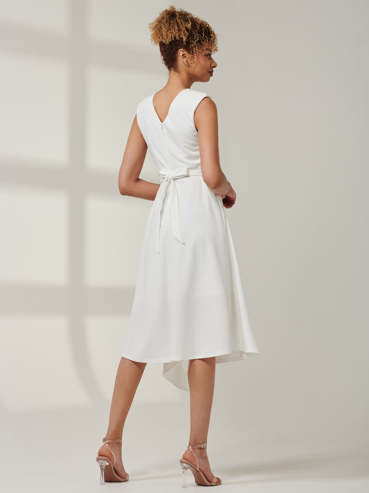 Weiß - Jolie Moi – Qiana – Midikleid mit Rüschendetail - Bild 2 von 6 Weiß - Jolie Moi – Qiana – Midikleid mit Rüschendetail - Bild 2 von 6