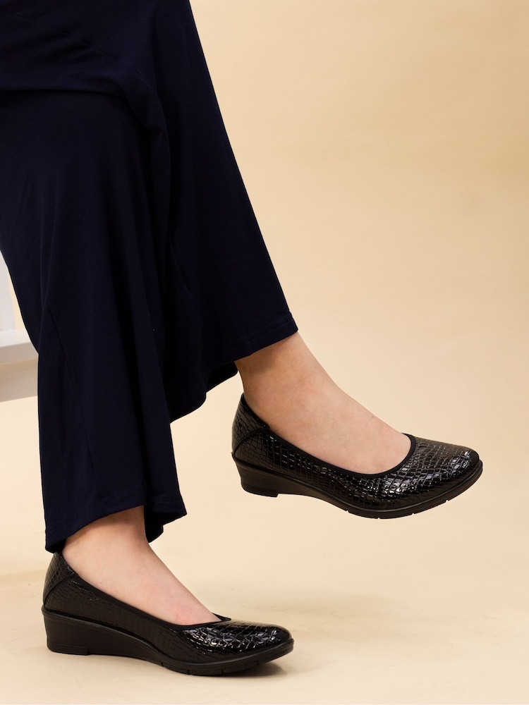 Lunar, Winnie, Schuhe mit Keilabsätzen aus Leder, Schwarz - Bild 1 von 7 Lunar, Winnie, Schuhe mit Keilabsätzen aus Leder, Schwarz - Bild 1 von 7