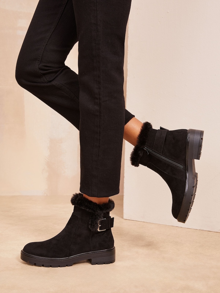 Schwarz - Friends Like These – Lässige Chelsea-Stiefel aus Wildlederimitat mit flachem Schnallendetail - Bild 1 von 4 Schwarz - Friends Like These – Lässige Chelsea-Stiefel aus Wildlederimitat mit flachem Schnallendetail - Bild 1 von 4