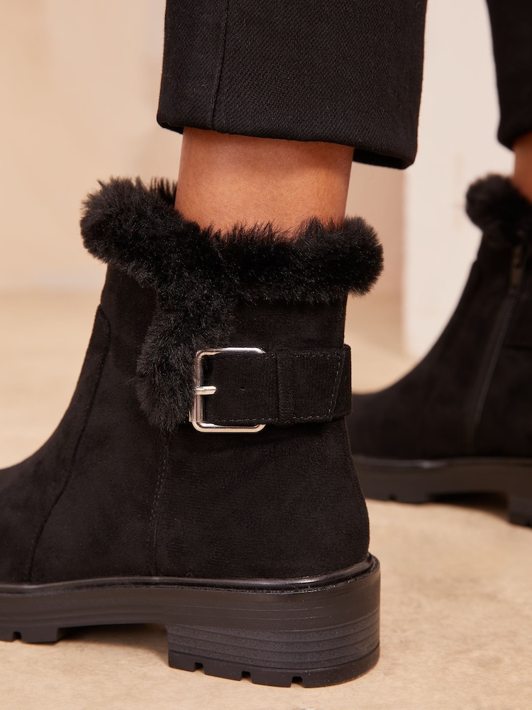Schwarz - Friends Like These – Lässige Chelsea-Stiefel aus Wildlederimitat mit flachem Schnallendetail - Bild 2 von 4 Schwarz - Friends Like These – Lässige Chelsea-Stiefel aus Wildlederimitat mit flachem Schnallendetail - Bild 2 von 4
