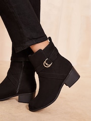 Friends Like These Bajo Block Heel Buckle Ankle Faux Suede Boots - Imagen 2 de 4