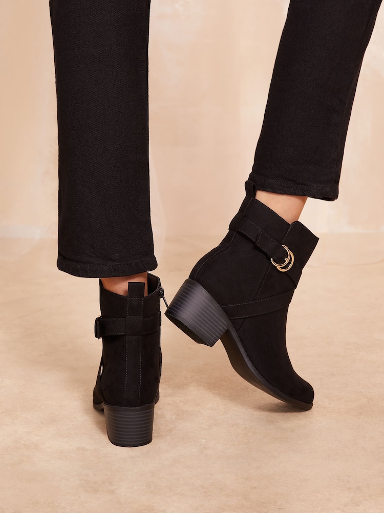 Friends Like These Bajo Block Heel Buckle Ankle Faux Suede Boots - Imagen 4 de 4