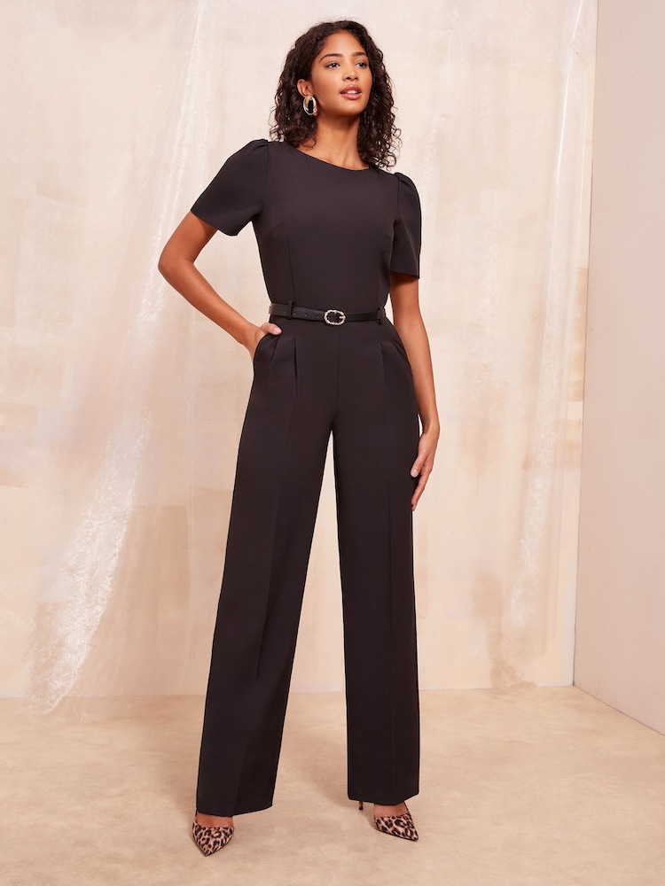 Friends Like These – figurbetonter Jumpsuit mit U-Boot-Ausschnitt und Gürteldetail - Bild 1 von 4 Friends Like These – figurbetonter Jumpsuit mit U-Boot-Ausschnitt und Gürteldetail - Bild 1 von 4