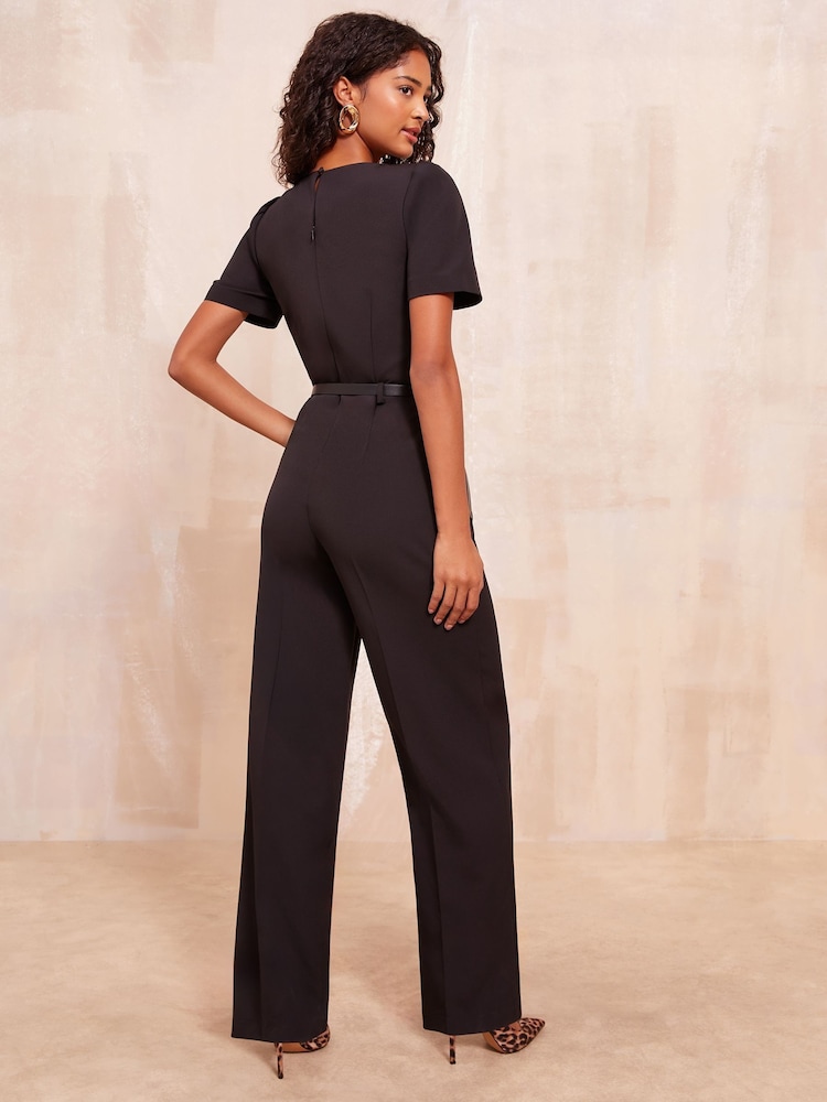 Friends Like These – figurbetonter Jumpsuit mit U-Boot-Ausschnitt und Gürteldetail - Bild 4 von 4 Friends Like These – figurbetonter Jumpsuit mit U-Boot-Ausschnitt und Gürteldetail - Bild 4 von 4