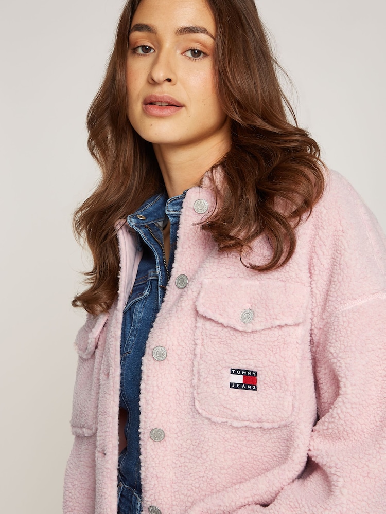 قميص بشارة Teddy، وردي من Tommy Jeans - صورة 2 من 6 قميص بشارة Teddy، وردي من Tommy Jeans - صورة 2 من 6