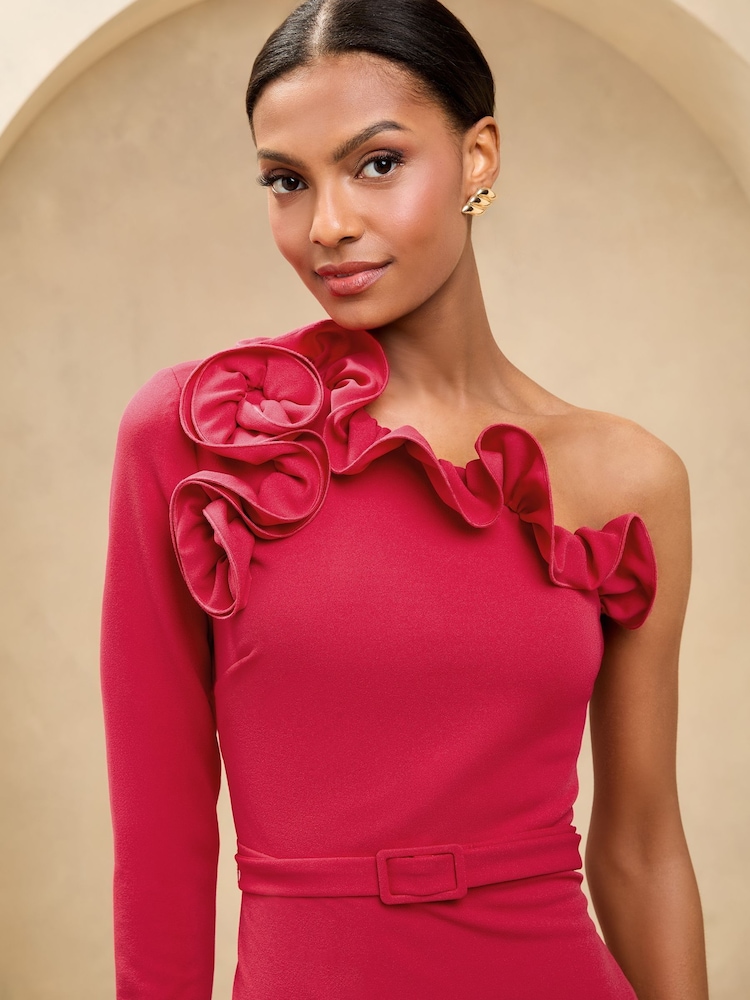 Vestido midi ajustado con cinturón, cuello con volantes y un solo hombro - Imagen 2 de 4