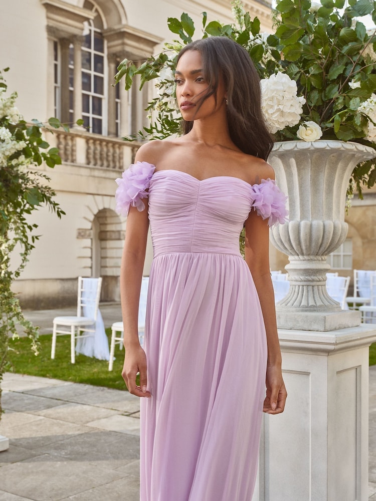 Flieder-Violett - Lipsy 3D Bardot-Brautjungfernkleid in Maxilänge mit Floralbesatz - Bild 4 von 4 Flieder-Violett - Lipsy 3D Bardot-Brautjungfernkleid in Maxilänge mit Floralbesatz - Bild 4 von 4