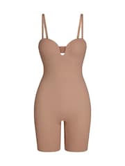 Spanx SPANXshape™ piestāv jūsu elegantajam bezlencīšu bodijam līdz augšstilbu vidusdaļai - Attēls 7 no 8