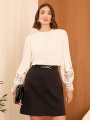 Love & Roses Minirock in Tailored-Fit mit Metallbesatz - Bild 3 von 4