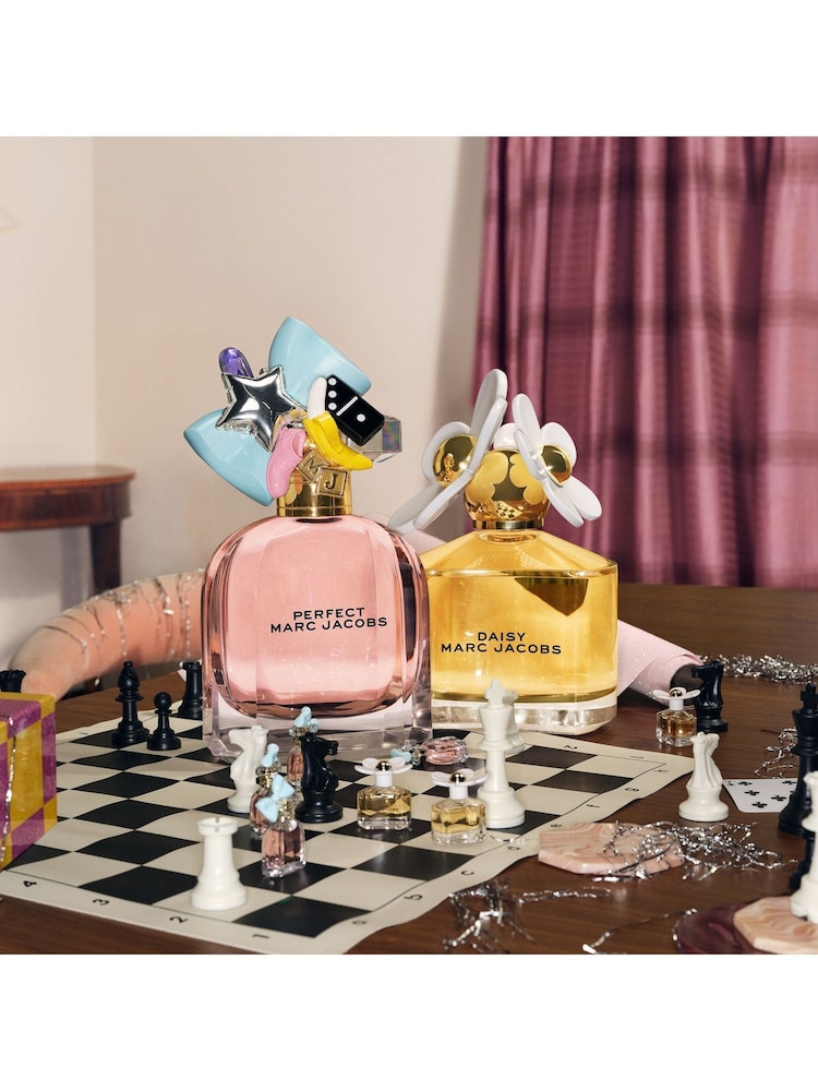 Marc Jacobs Daisy Love Eau de Toilette 50ml & Pen Spray 10ml Gift Set (Worth £93) - Image 5 of 5