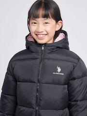 سترة منفوخة طويلة للبنات من U.S. Polo Assn. - صورة 2 من 6