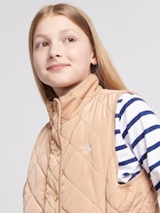 US Polo Assn. Легкий стеганый жилет для девочек оранжевого цвета - Изображение 2 из 9
