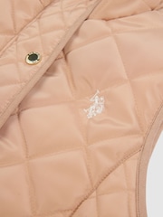 US Polo Assn. Легкий стеганый жилет для девочек оранжевого цвета - Изображение 8 из 9