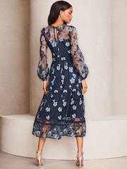 Vestido midi de graduación con mangas largas y bordado floral de primera calidad de Lipsy - Imagen 2 de 4